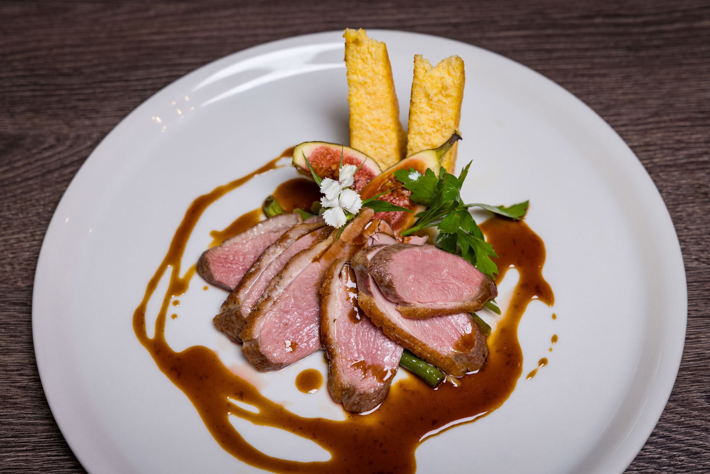 Saftig gebratenes Enten Fleisch mit leckerer Soße und Polenta