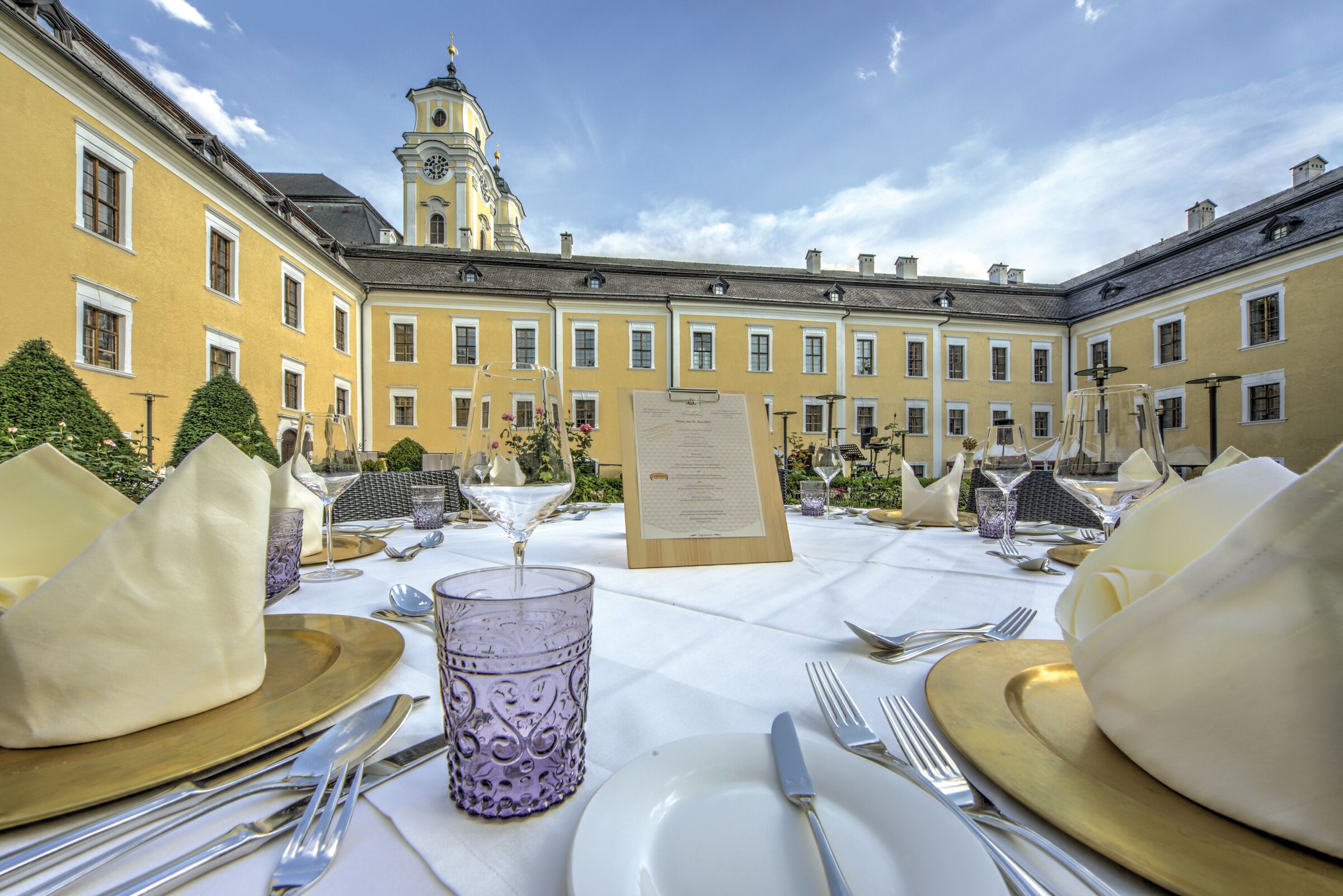 Ein gedeckter Tisch im Restaurant Culinaro im einzigartigen Schlossgarten.