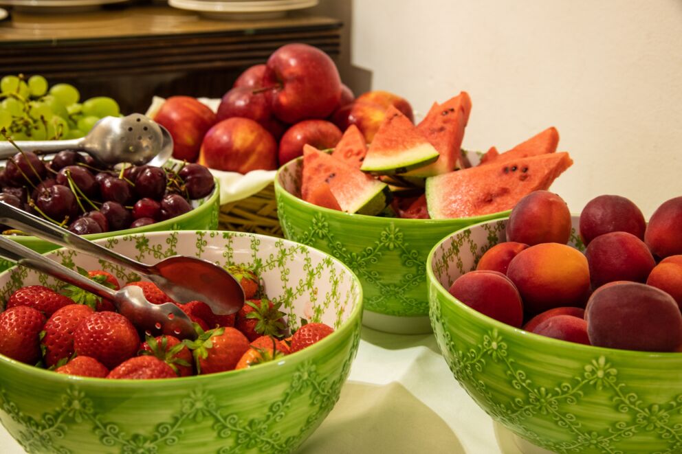 Pfirsiche, Trauben, Kirschen, Erdbeeren und Wassermelone stehen am Frühstücksbuffet am Mondsee zur Verfügung