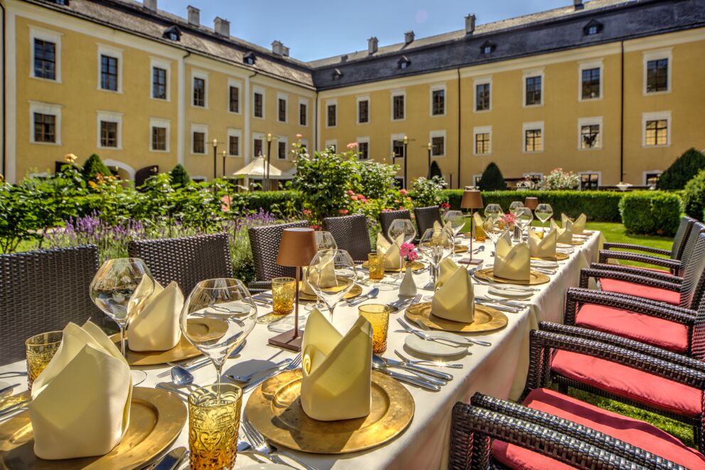 Ein schön gedeckter Tisch für eine Feier im Schlossgarten des Culinaro Restaurant im Salzkammergut