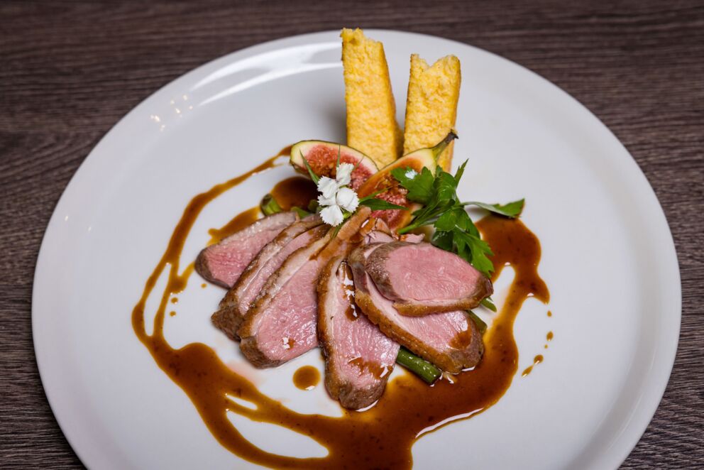 Saftig gebratenes Enten Fleisch mit leckerer Soße und Polenta