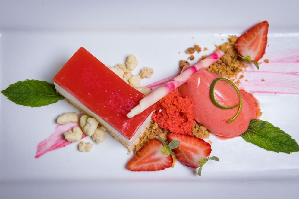 geschmackvolle Erdbeertorte mit frischen Erdbeeren und einer Kugel Erdbeereis