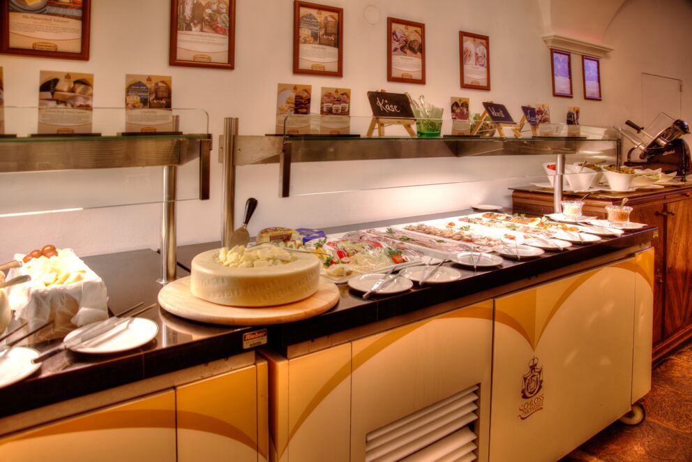 Frühstücksbuffet mit großer Auswahl wird im Schloss Mondsee im Salzkammergut serviert