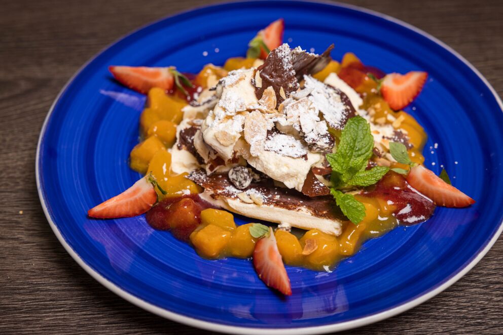 Kaiserschmarrn Eis mit Fruchtsauce, Erdbeeren und Schokolade