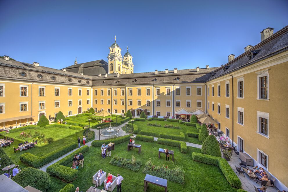 Der grüne und prachtvolle Schlossgarten des Schlosshotels Mondsee im Salzkammergut