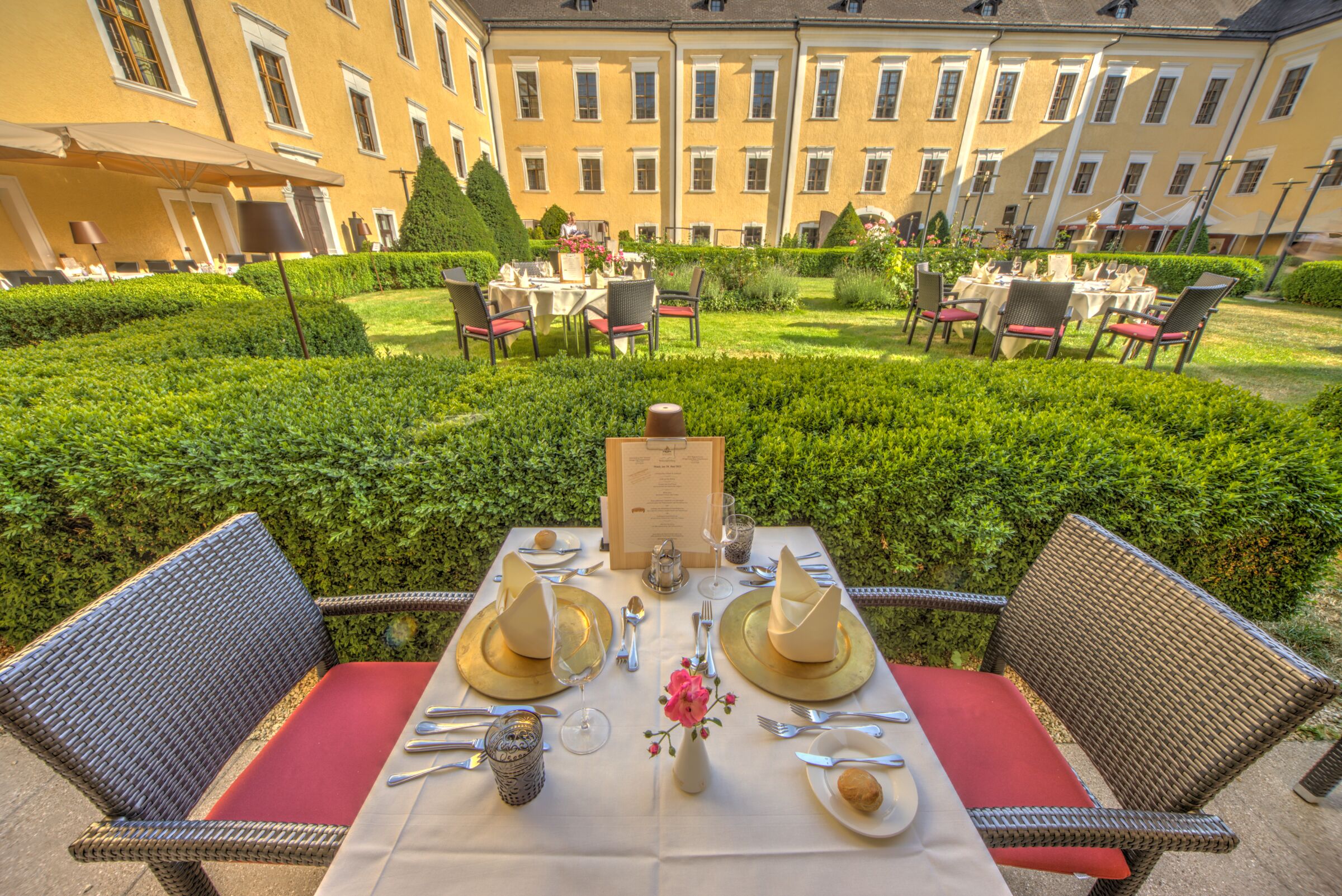 Ein gedeckter Tisch im Restaurant Culinaro im einzigartigen Schlossgarten.