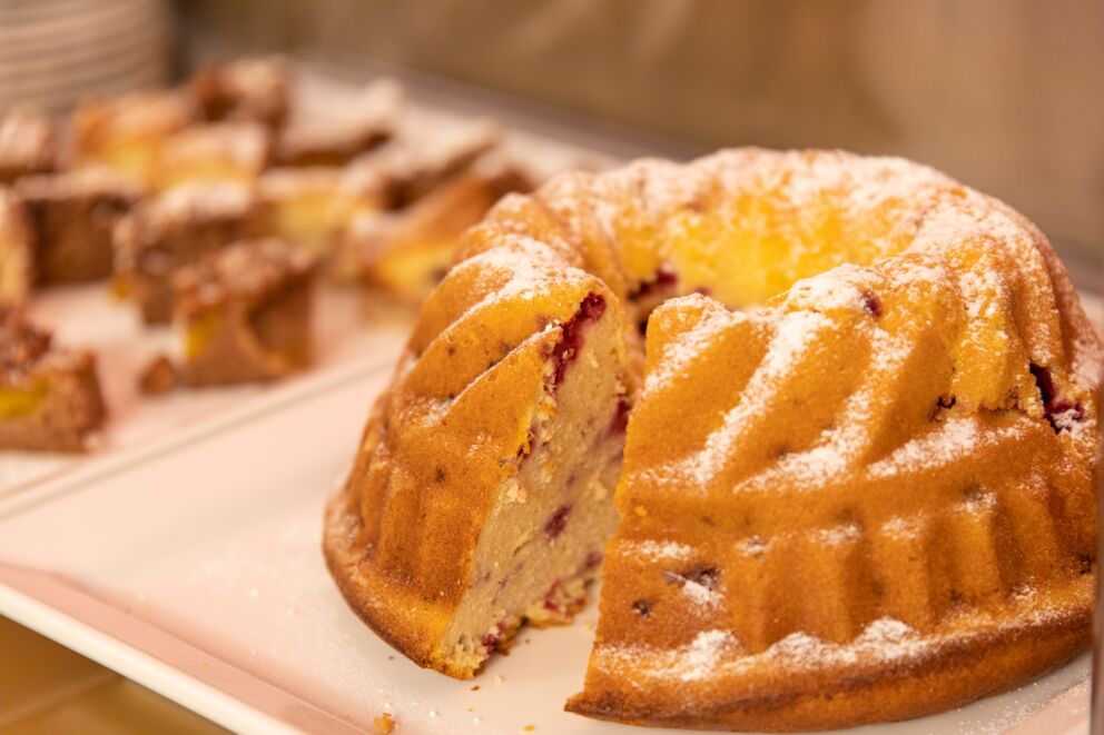Beim Frühstücksbuffet im Schlosshotel Mondsee gibt es frische Kuchen.